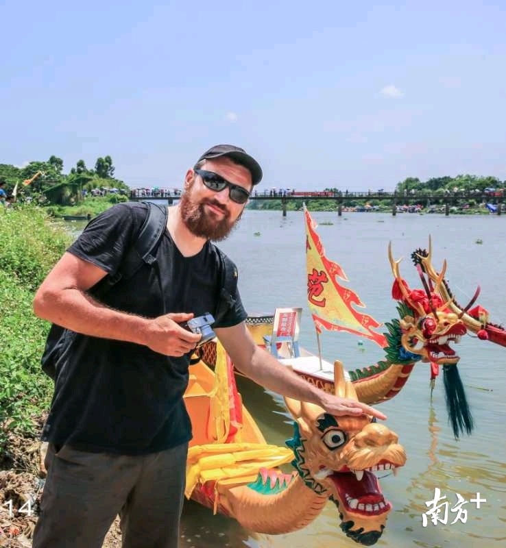 外国友人喜欢阳江龙舟,这是在阳江龙舟前留影。