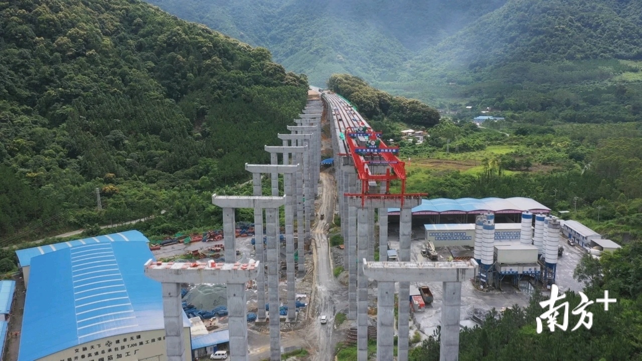 洞身跨越多处山体,沟谷纵横,施工风险高,难度大。