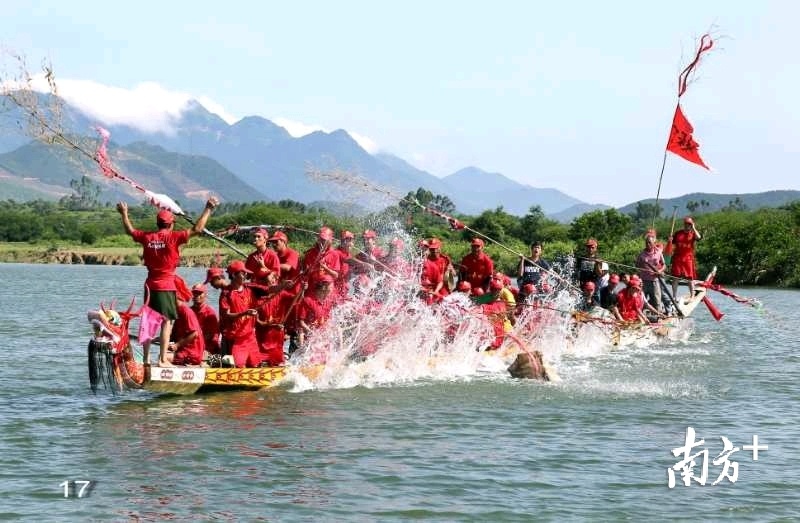 阳西龙舟比赛完毕,村民们以传统欢乐仪式游船回村。