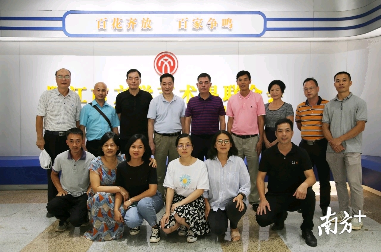 阳江书画院多名书画家,该市众多书画爱好者和企业家闻讯观摩了这场书画创作交流笔会。