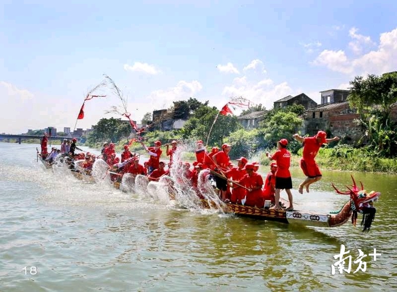 阳西龙舟结束竞渡后,村民们游船回村精彩一刻。