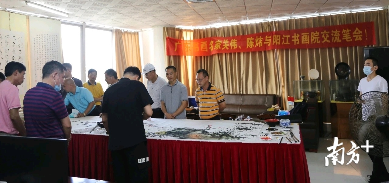 6月16日下午,广东省文史馆馆员、著名阳江籍书画家关伟,广州山水画协会副会长陈炜等一行到阳江书画院与本地书画家开展创作交流和艺术探讨。