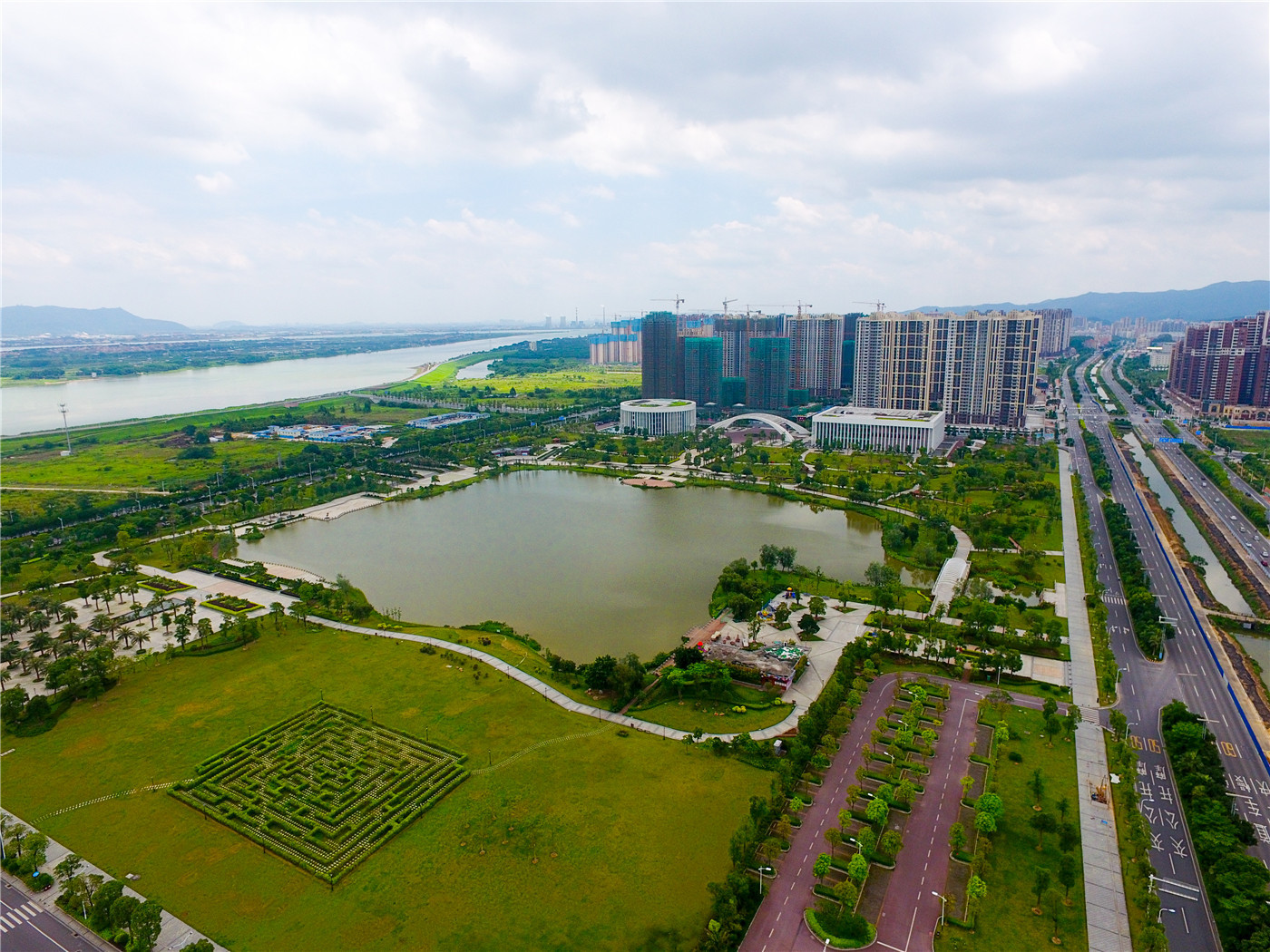 西江产业新城生态环境优美，优质项目纷纷落户。智慧监督平台的引用，畅通了部门之间的信息交流，为项目落实提供了强大推动力。西江产业新城供图