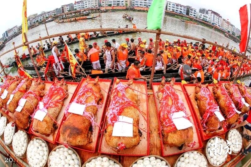 江城盛大的龙舟颁奖典礼的礼物。