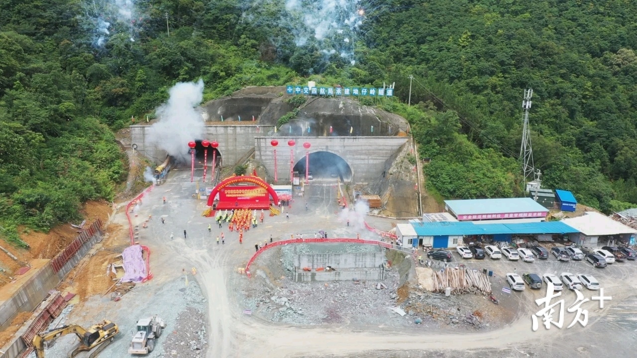 开春高速阳春段坳仔岭隧道双线贯通。