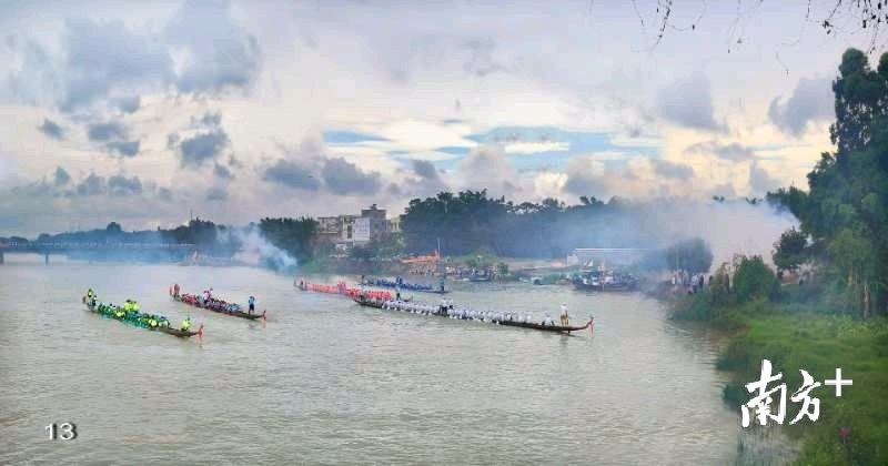 阳东区北惯镇龙舟向终点冲线。