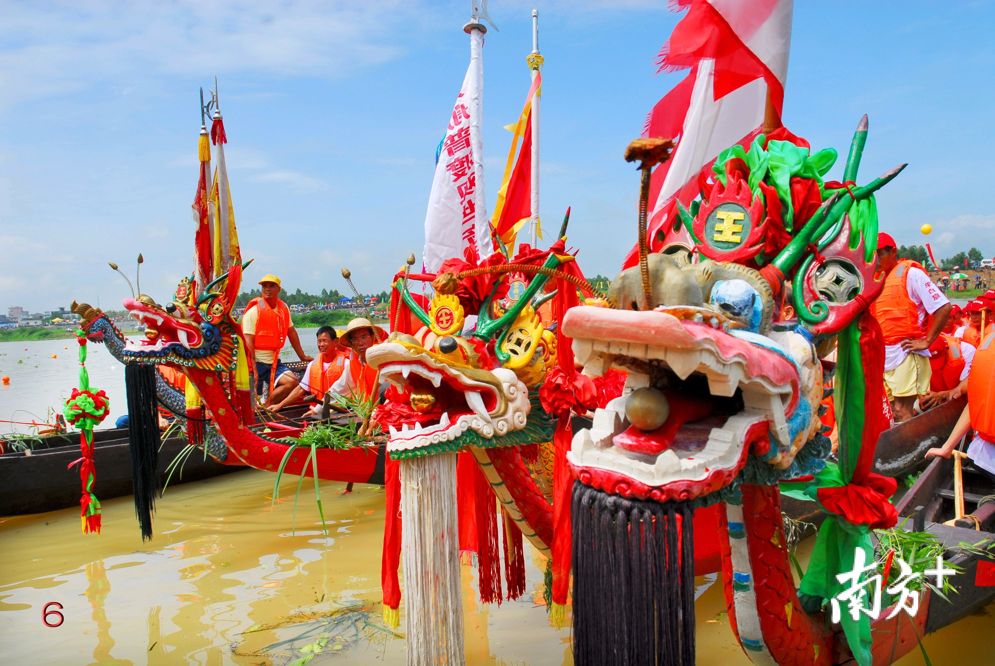 最具有阳江民间赛龙舟特色的江城下濑龙舟,是用船尾行在前的.