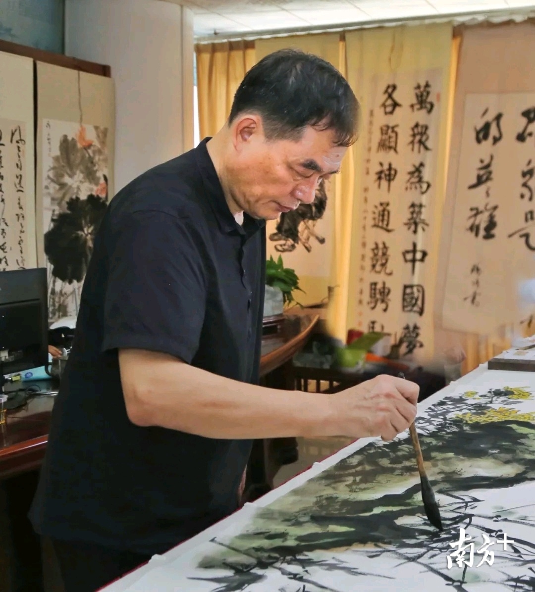 陈炜,现为广州山水画协会副会长,广州开明画院秘书长,广州美协理事,广东省文史馆书画特聘画家。