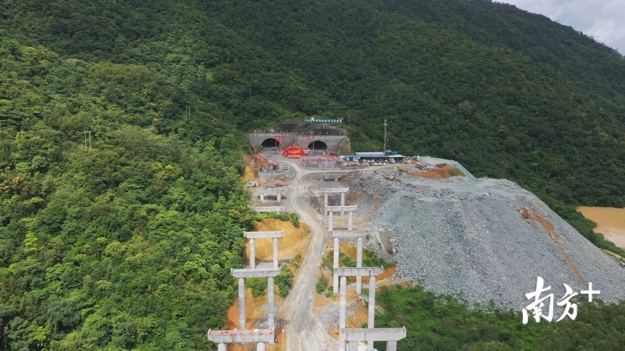 坳仔岭隧道位于阳春市春湾镇新村村委会。