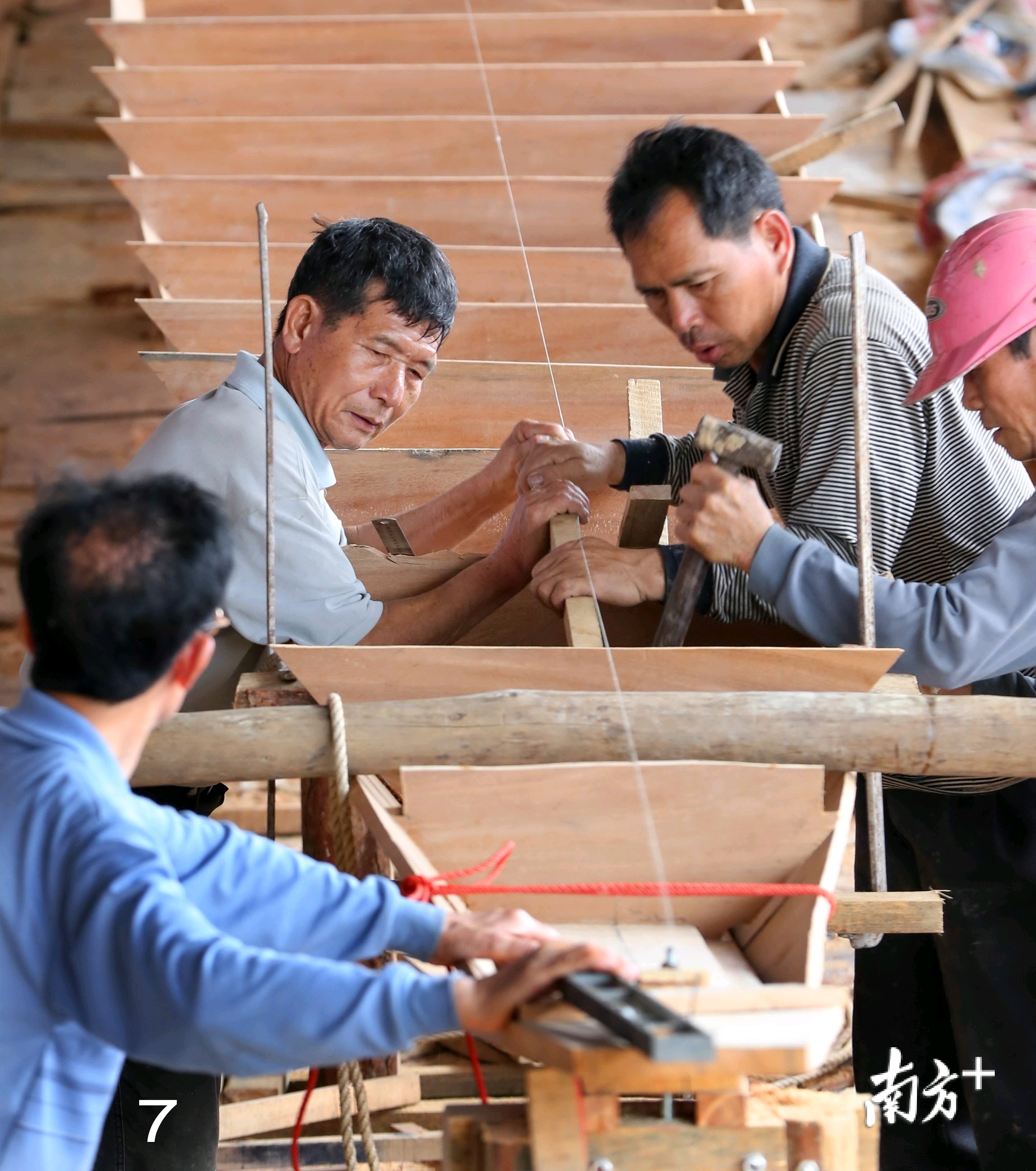 龙舟造船工匠在精心打造新龙舟。