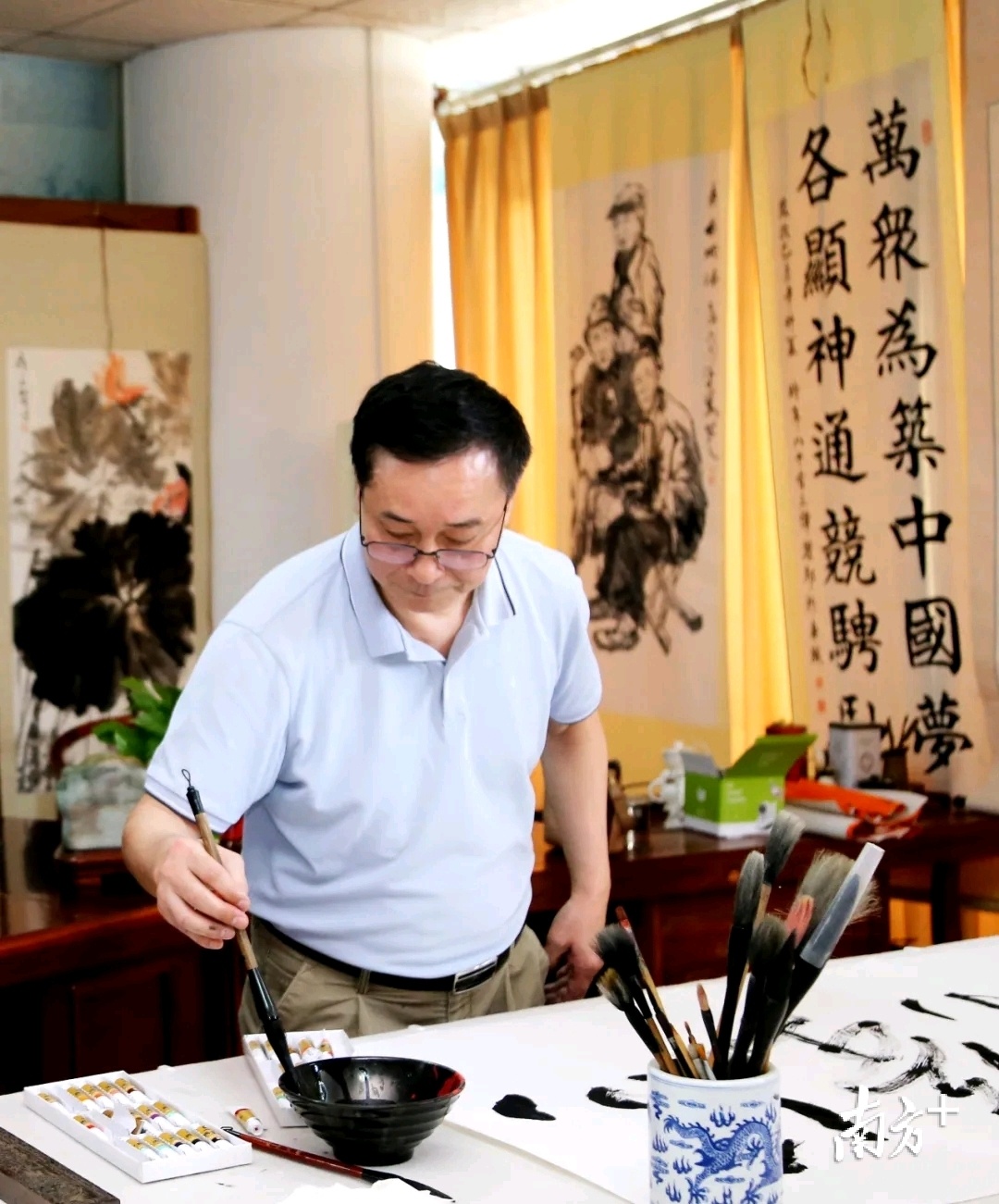 关伟,祖籍阳江,现为中国美术家协会会员、第九届广东省政协委员、广东画院专业画家、国家一级美术师、广东省人民政府文史研究馆馆员、广东省文史研究馆画院院长、关山月入室弟子。