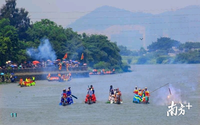阳东区北惯镇龙舟开赛前举行游河仪式。