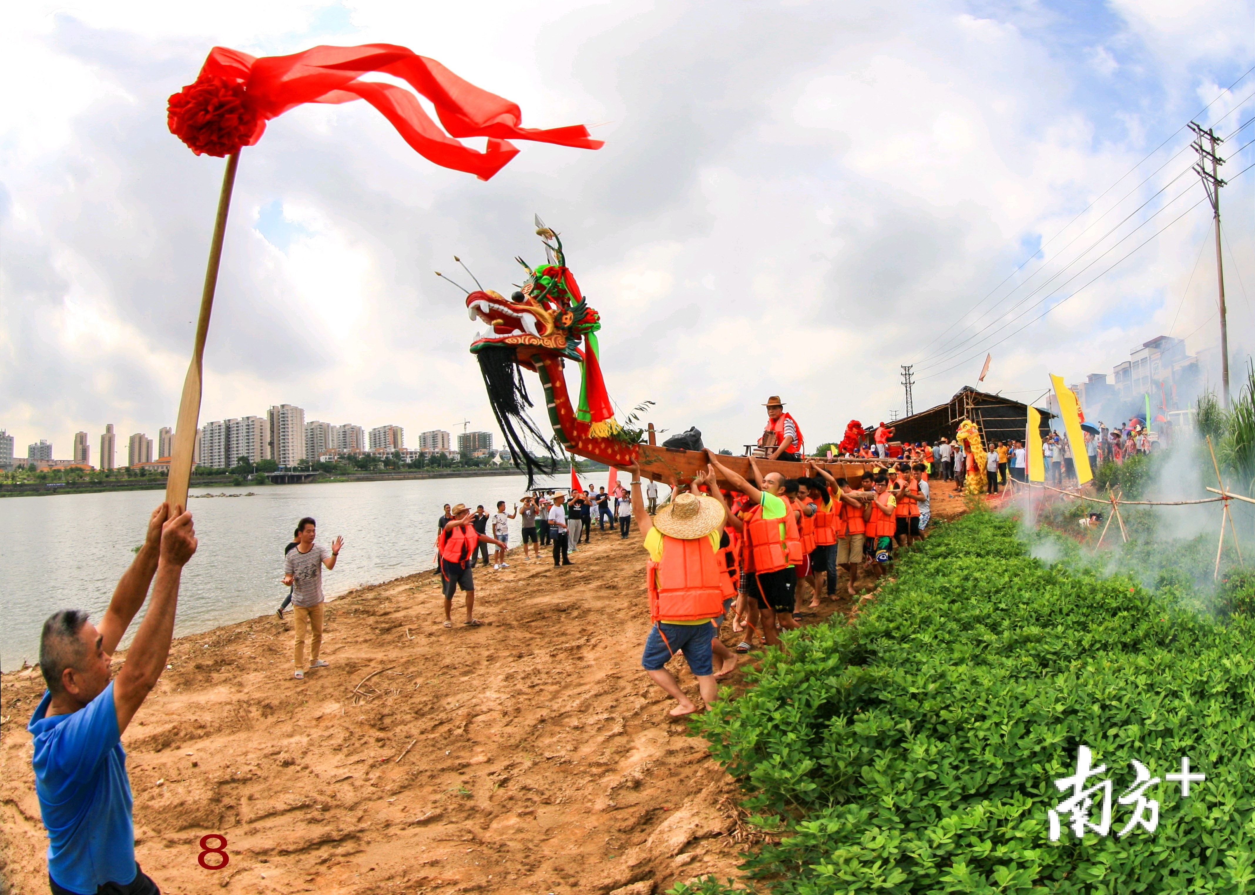 江城下堡新龙舟举行出水仪式。