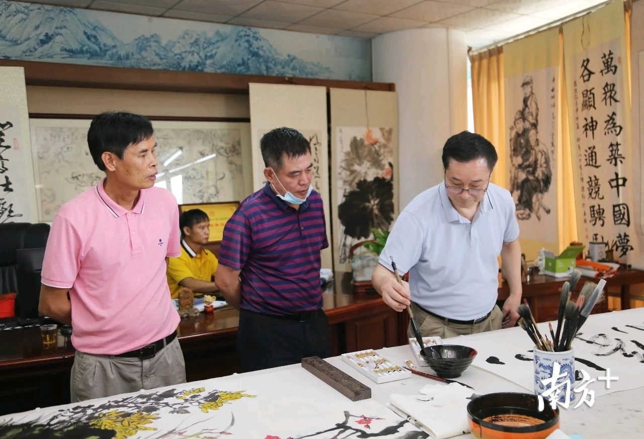 书画家现场挥毫作画。