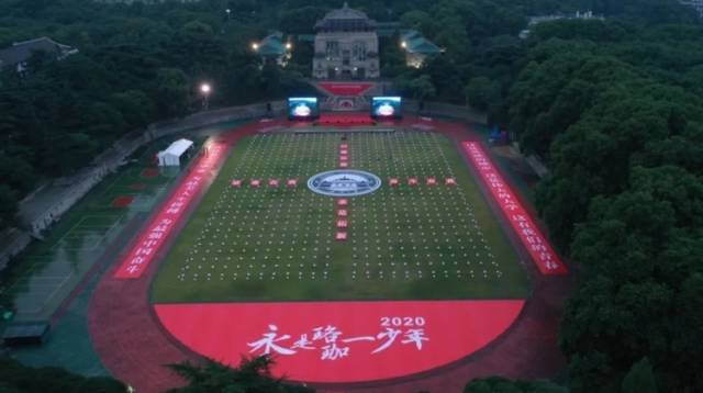 今早，武大师生默哀