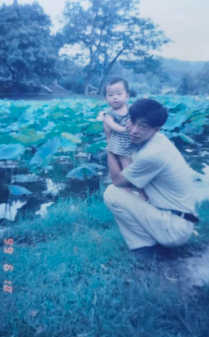 “我女儿小时候，我们像情人，连我老婆都羨慕。女儿长大了，现在正值青春期，我们似仇人。一言不和，鸡飞狗跳￼。”