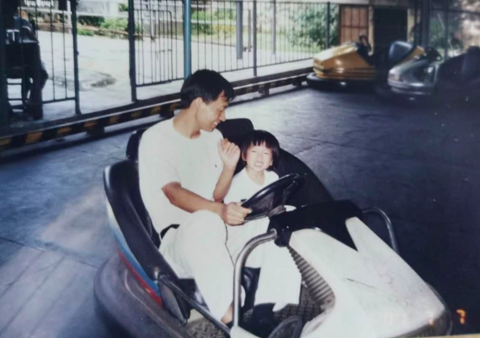 “我女儿小时候，我们像情人，连我老婆都羨慕。女儿长大了，现在正值青春期，我们似仇人。一言不和，鸡飞狗跳￼。”