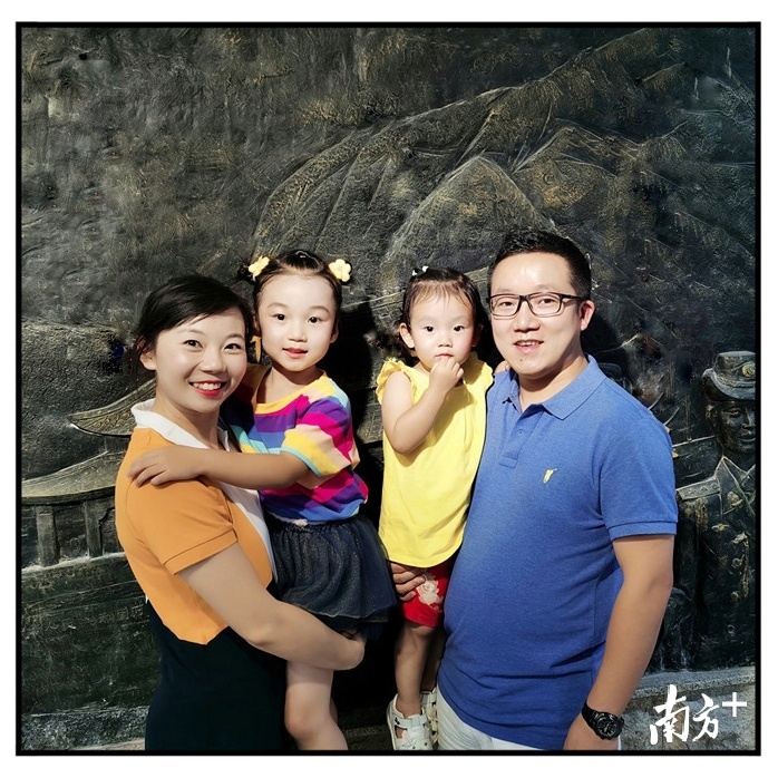 单玉刚与女儿们合照