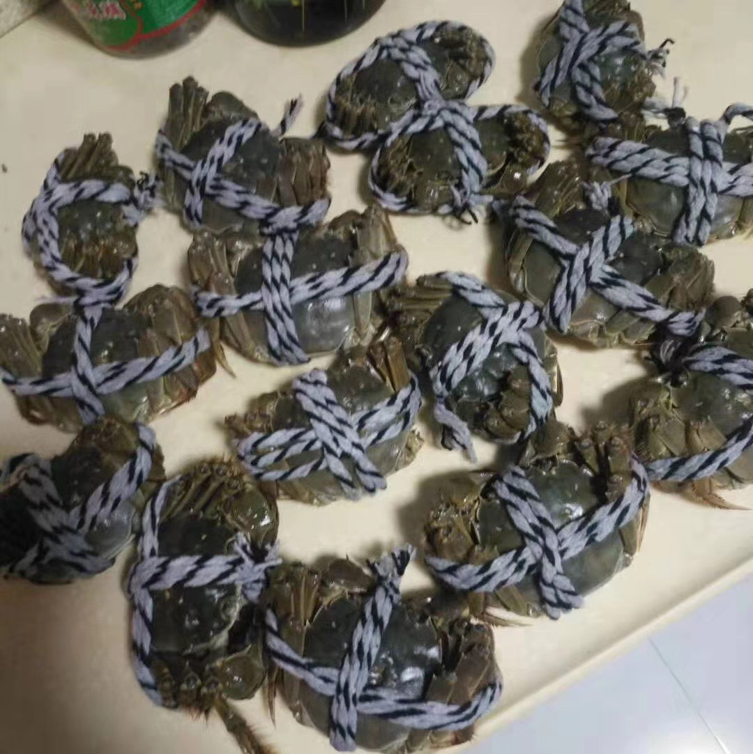 “不知不觉女儿已经长成大人，和她的对话越来越少。但是知道大闸蟹是她的最爱，一到季节，便会每周都给她下单寄过去。”