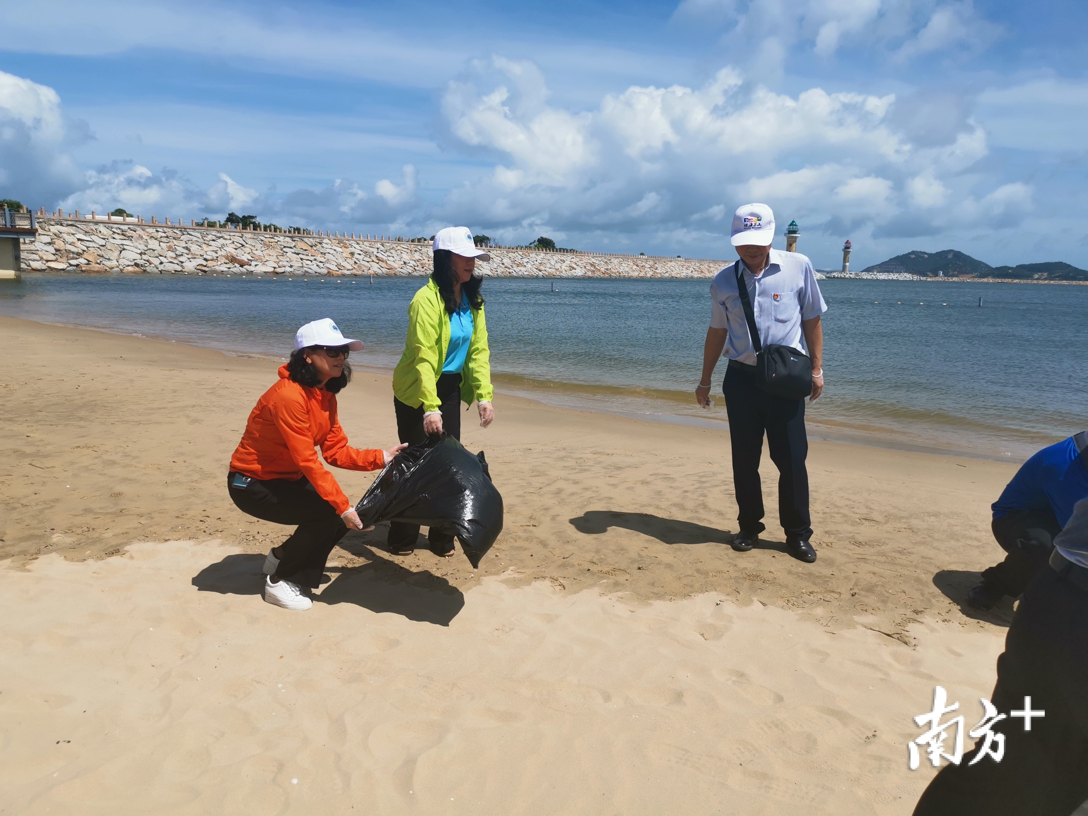 珠海近百志愿者踏上海岛为海滩“美容”