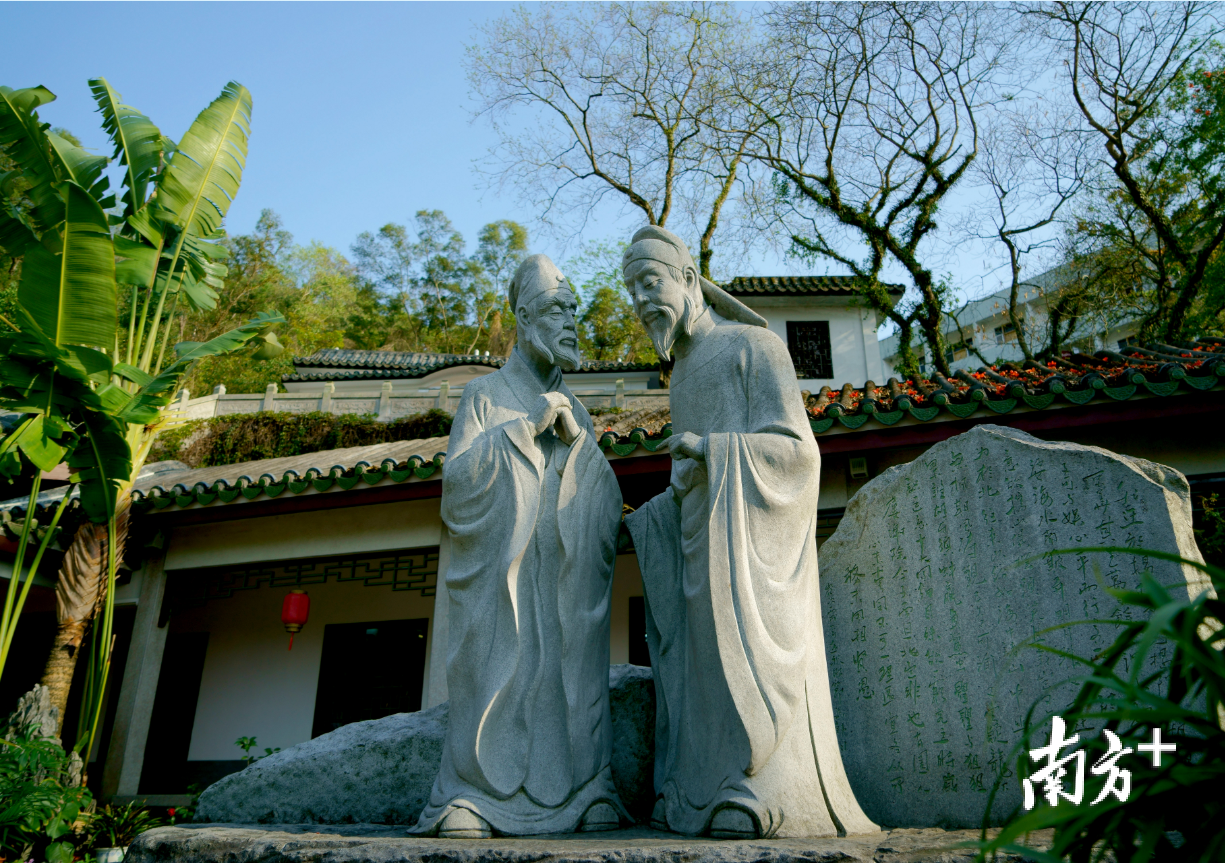 韩文公祠天水园内的韩愈(右)与赵德雕像。张凤珊 摄 韩文公祠天水园内的韩愈(右)与赵德雕像。张凤珊 摄