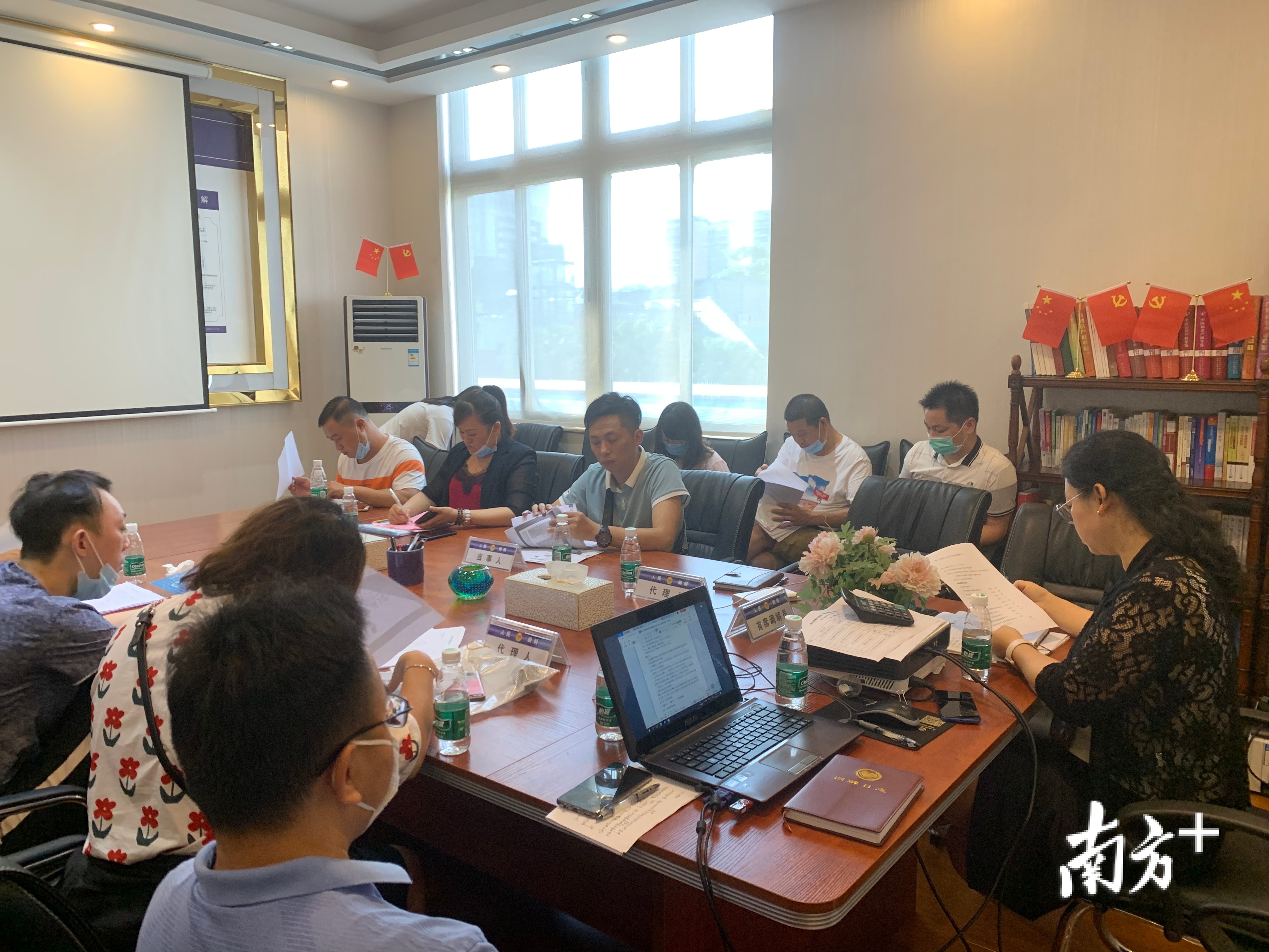 佛山市版调委现场调解9家ktv企业与陈某建著作权纠纷。王蓓蓓 摄 佛山市版调委现场调解9家ktv企业与陈某建著作权纠纷。王蓓蓓 摄