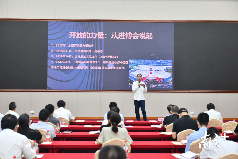 南方日报记者赵越在介绍上海建设营商环境的力量。