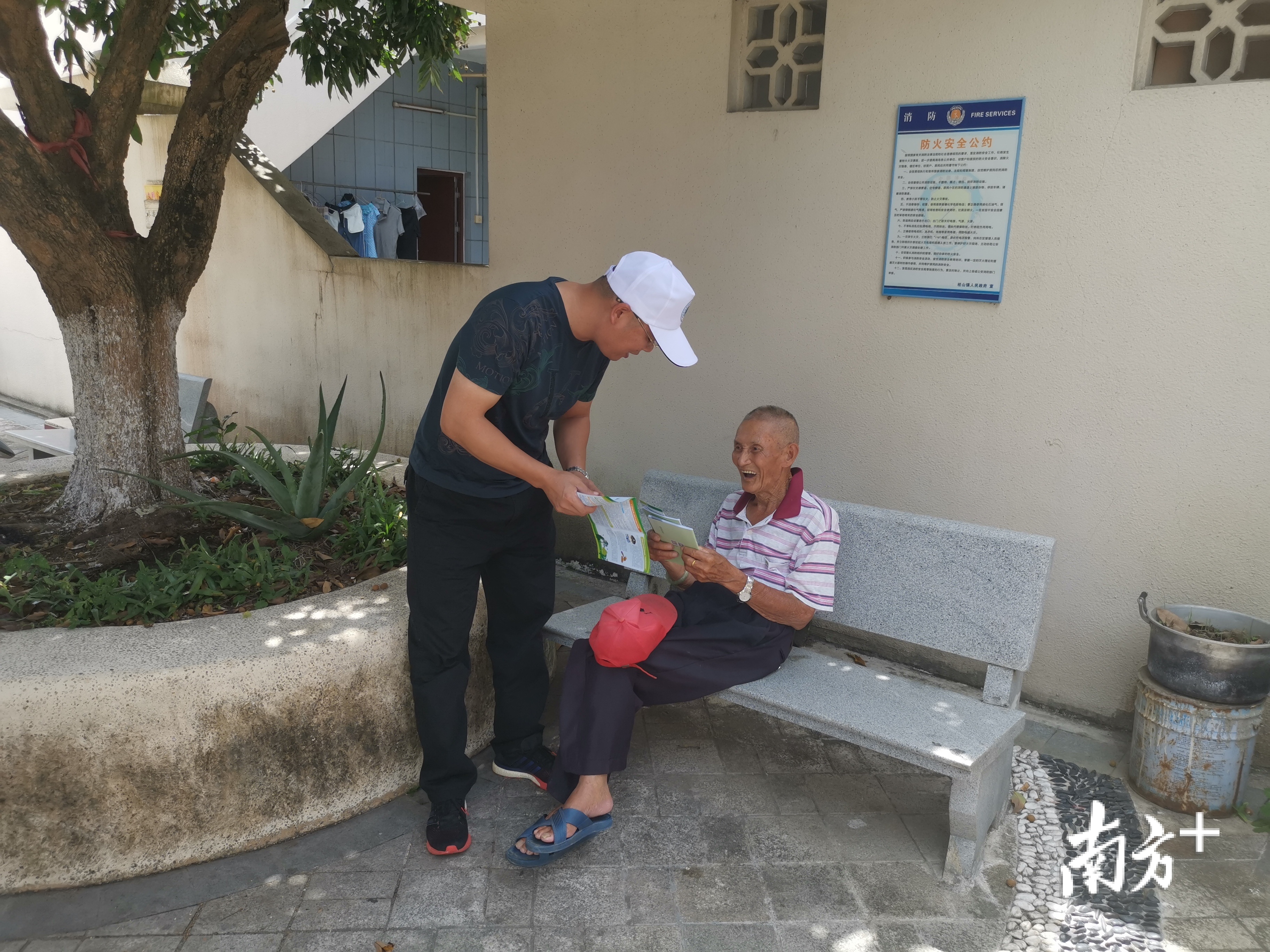 志愿者向岛上的游客、居民、渔民宣传海洋生态环境保护的理念与知识