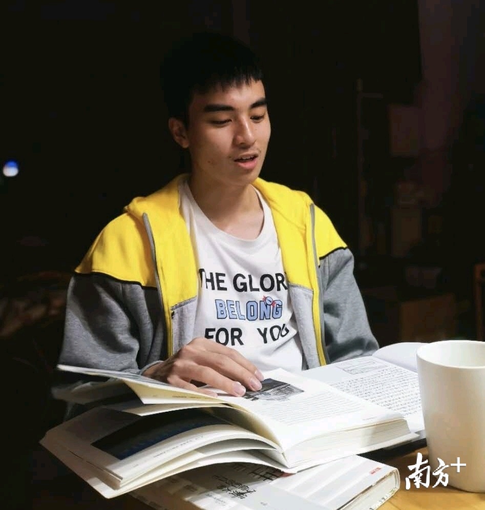 每日必读书的林子皓。