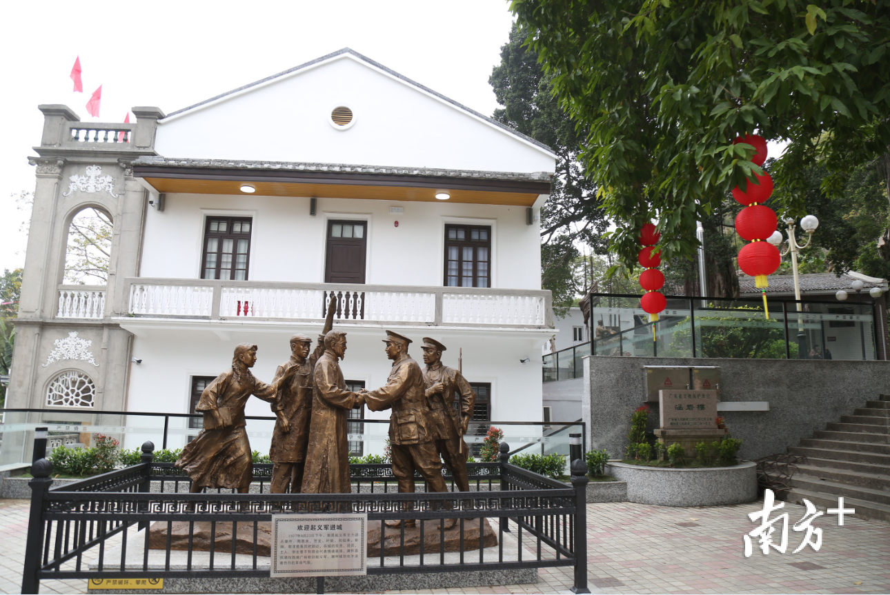 涵碧楼外围新增了红色元素雕塑。苏仕日 摄 涵碧楼外围新增了红色元素雕塑。苏仕日 摄