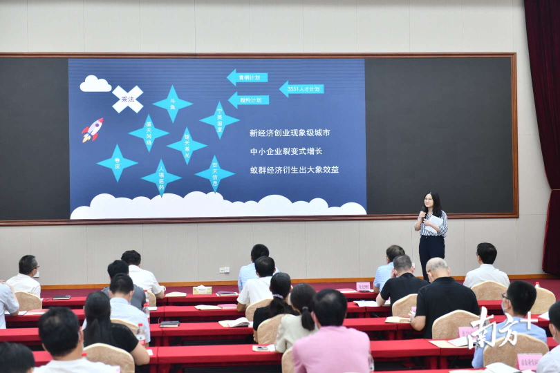 南方日报记者蒋晓敏分享武汉光电子信息产业崛起经验。