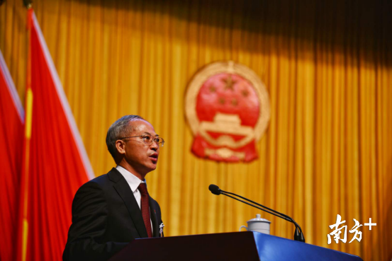 番禺区委副书记、区长陈德俊代表区政府作政府工作报告。