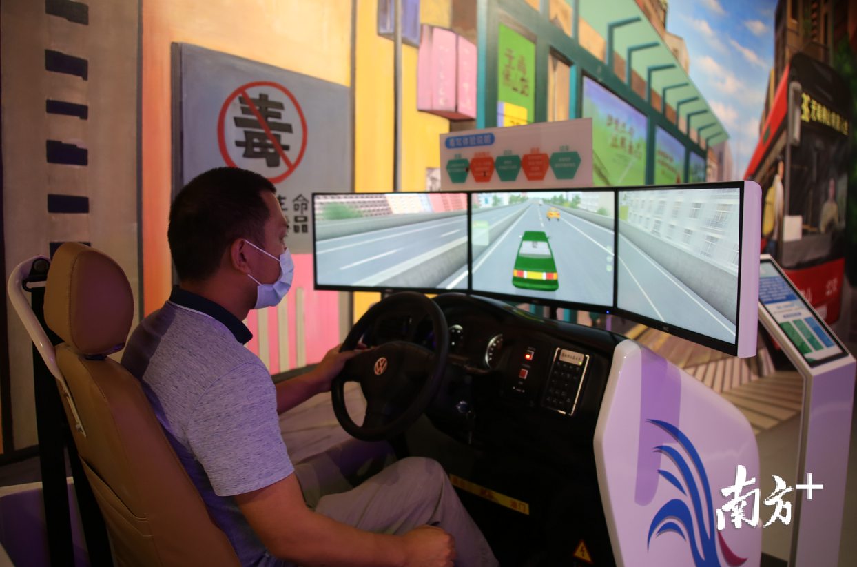 禁毒教育基地内的模拟“毒驾”汽车模型。 禁毒教育基地内的模拟“毒驾”汽车模型。