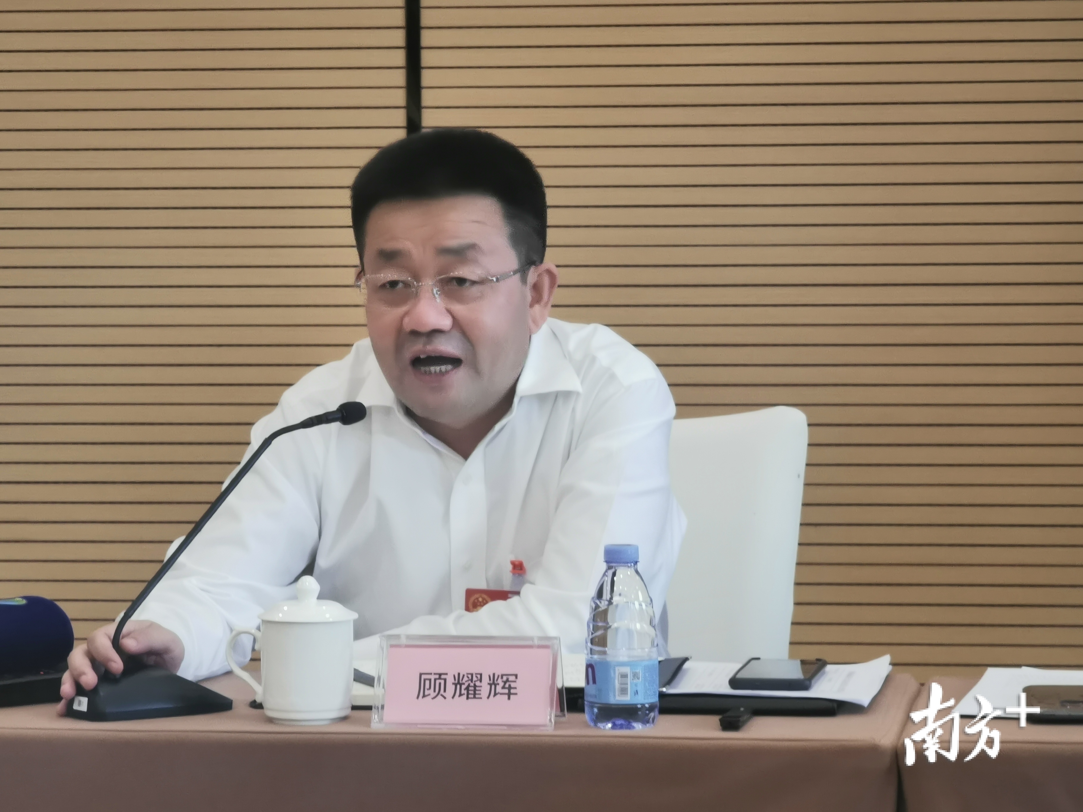 顾耀辉参加人大会议分组讨论。肖霞摄