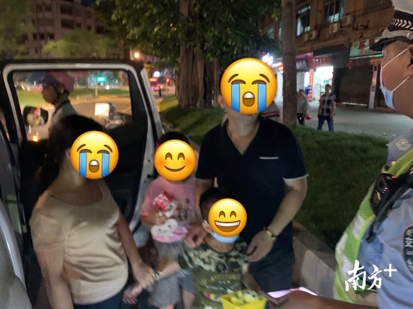 “粗心”父母赶到现场接回走失的小朋友。 “粗心”父母赶到现场接回走失的小朋友。