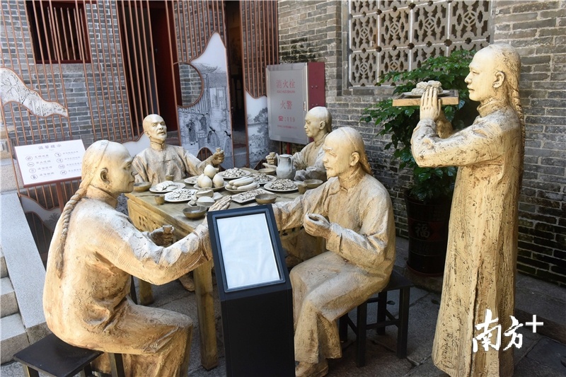宾兴馆内的雕塑复原了古代地方官员在科举考试前请学子吃饭的情景。