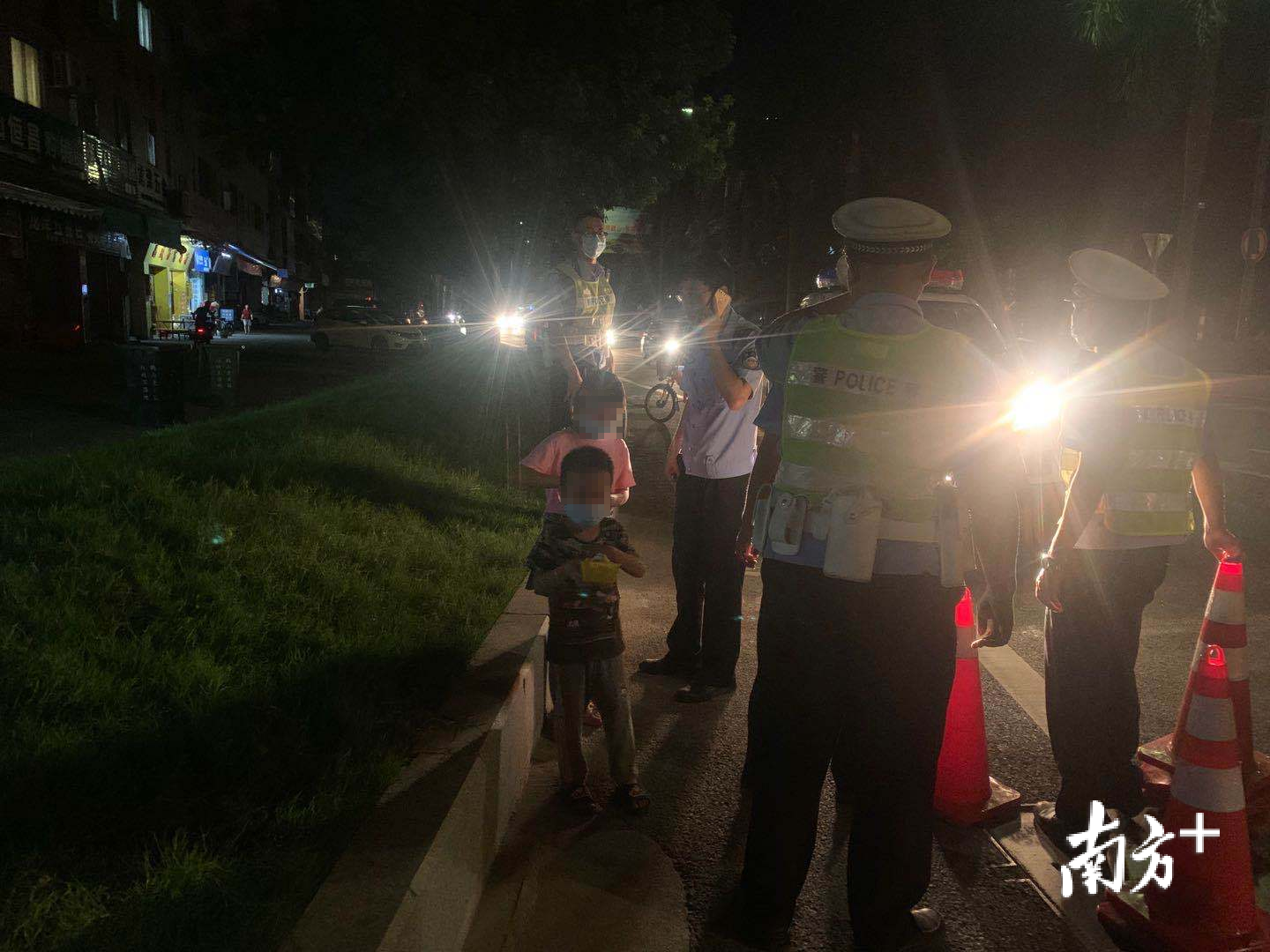 执勤民警发现走失小朋友,立即上前安抚了解情况。