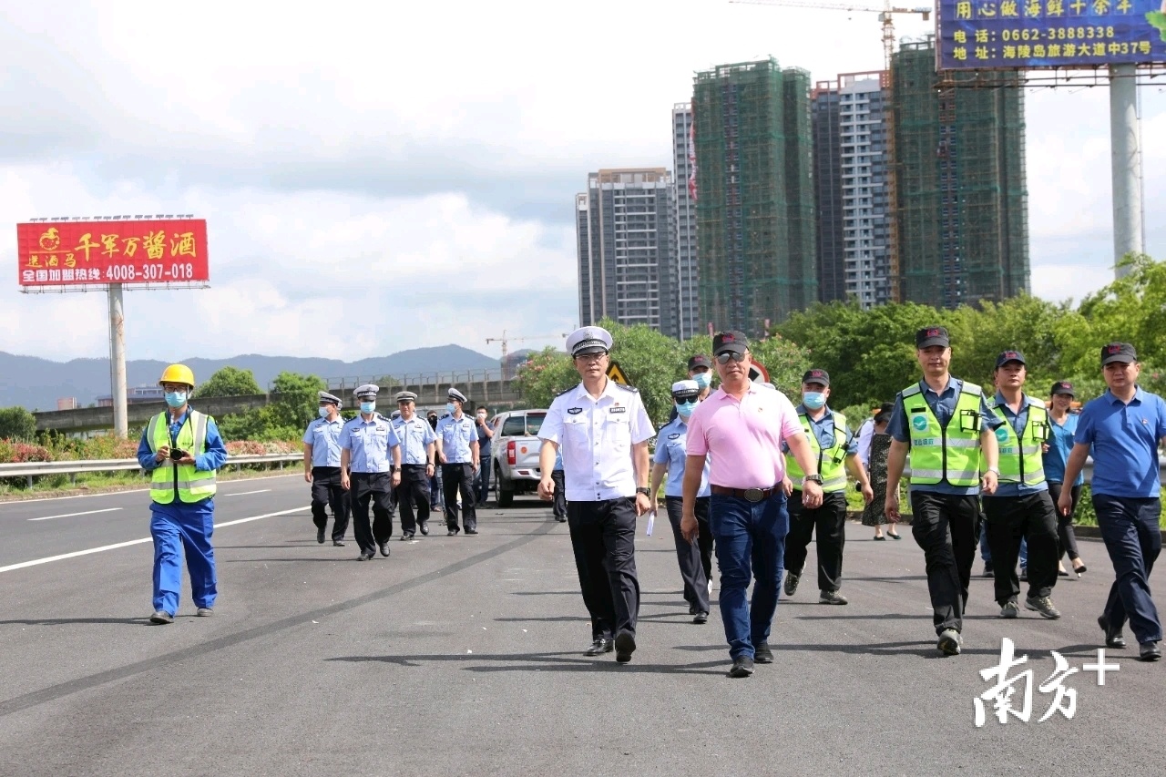 此次演练由阳江市公安局交警支队牵头,共有来自市应急、消防、交通、卫生、路政、开达石油运输公司等多个部门共100多人参加。