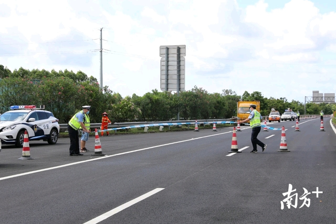 交警赶到现场,封锁事故路段。