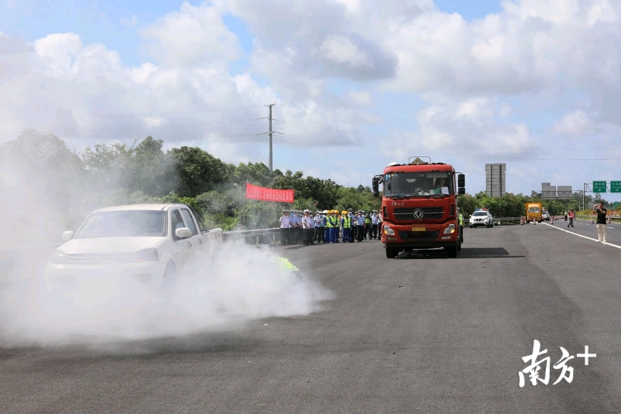 小货车自燃,现场伴随大量浓烟。