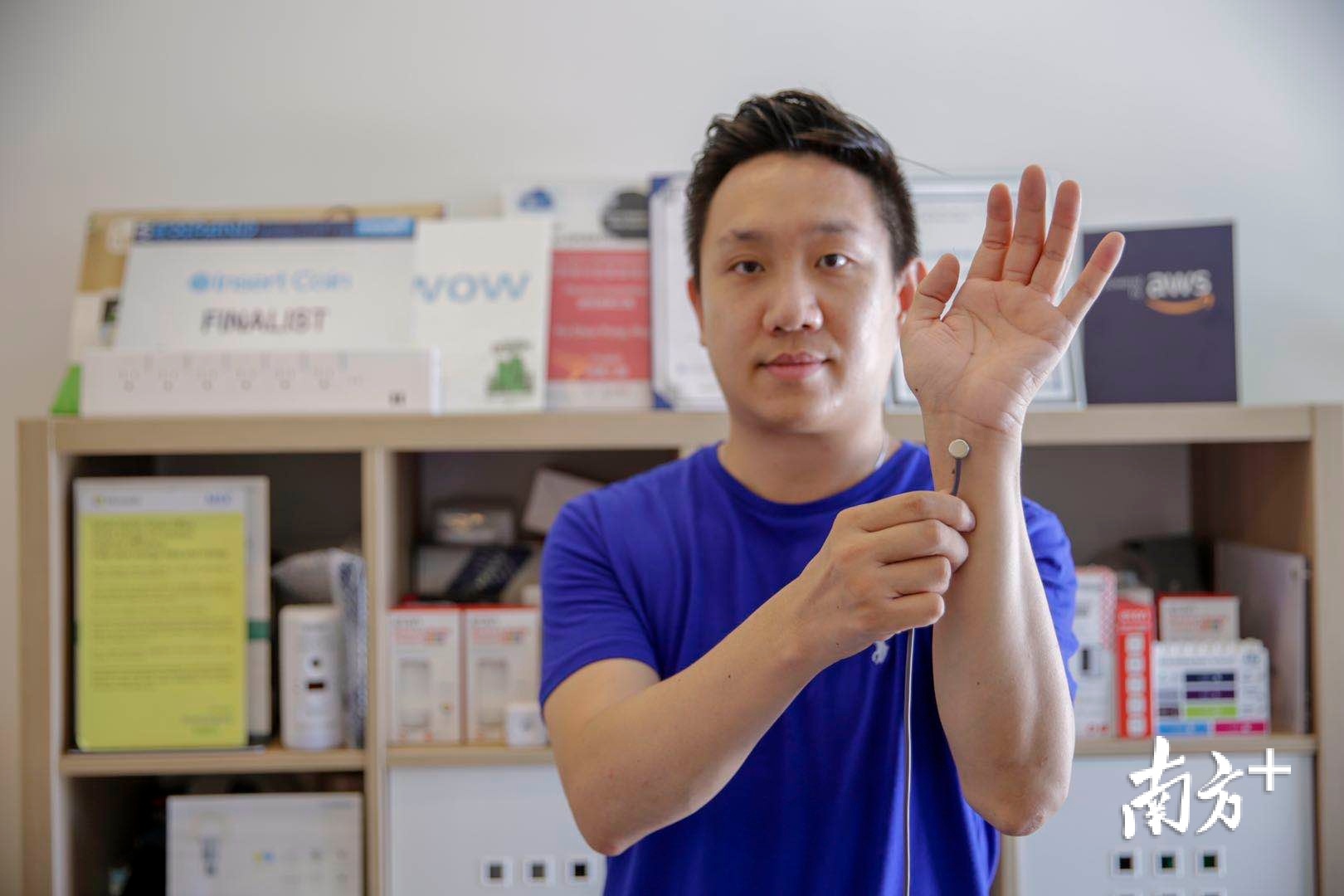 “天空社”创始人、香港青年姚震邦展示公司产品。 “天空社”创始人、香港青年姚震邦展示公司产品。