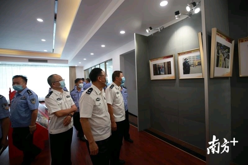 在阳江市公安局文化驿站举办“抗击疫情 警徽熠熠——阳江市公安机关书画摄影文学作品展”。