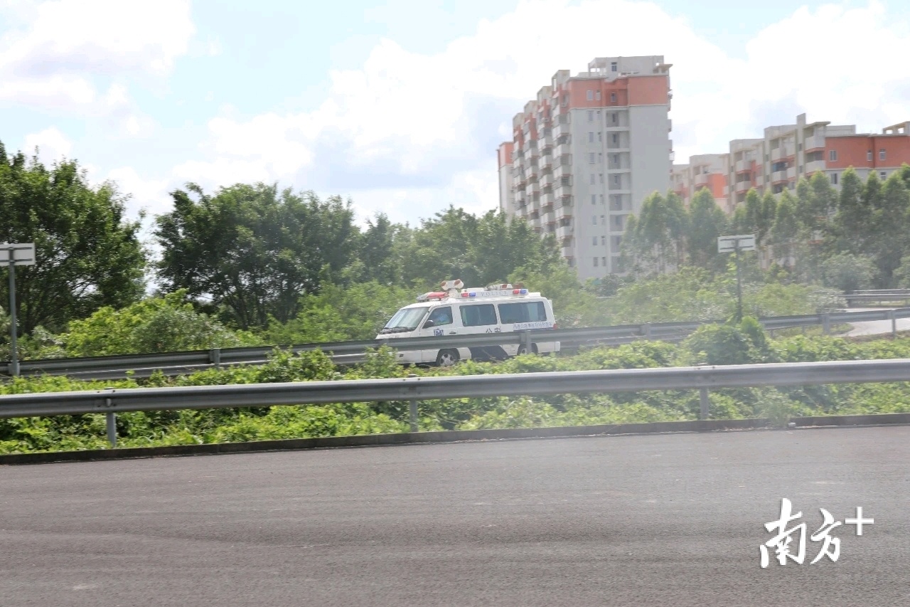 120急救车赶到现场。