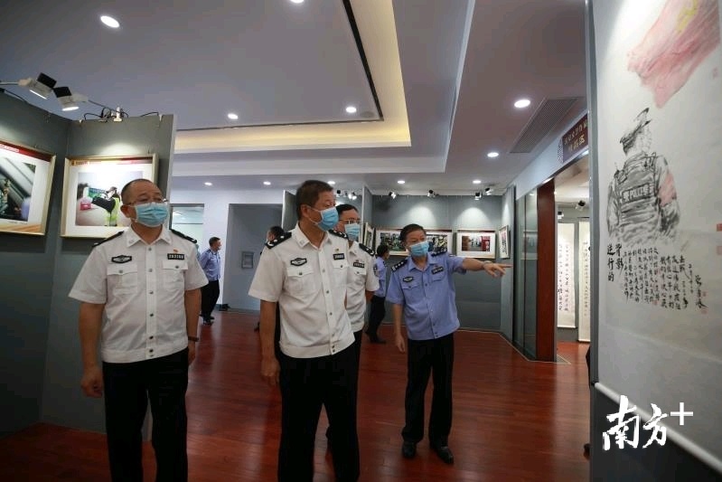 阳江市副市长、阳江市公安局局长梁进海带领市公安局班子成员参观了展览。