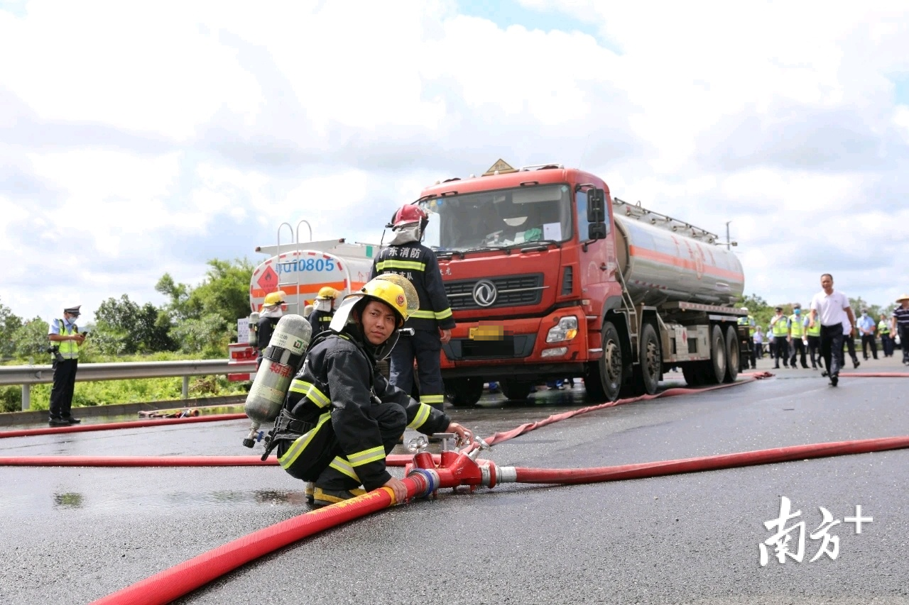 消防队员运用高压水龙头和其他消防设备,对事故车辆进行降温和危化品泄露密闭处置。