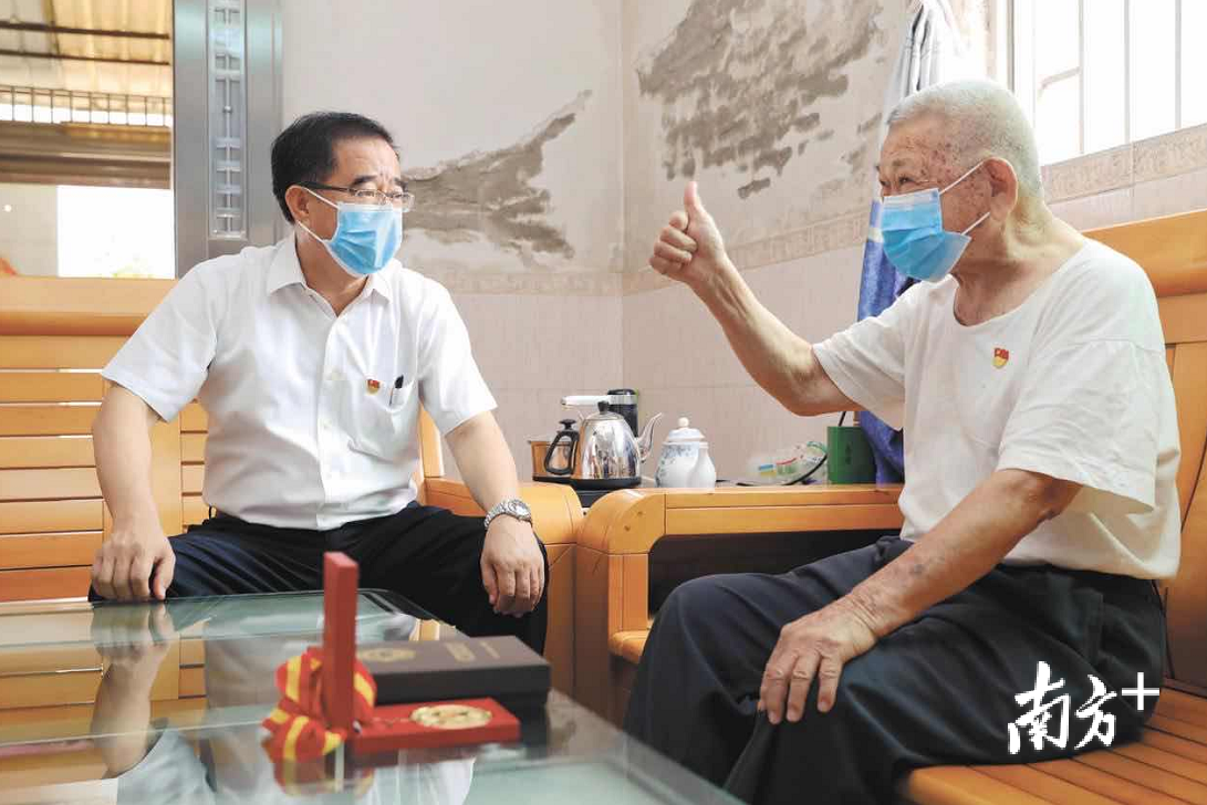 梁维东赴厚街镇开展“七一”走访慰问活动。图为梁维东看望慰问老党员李积香    程永强 摄