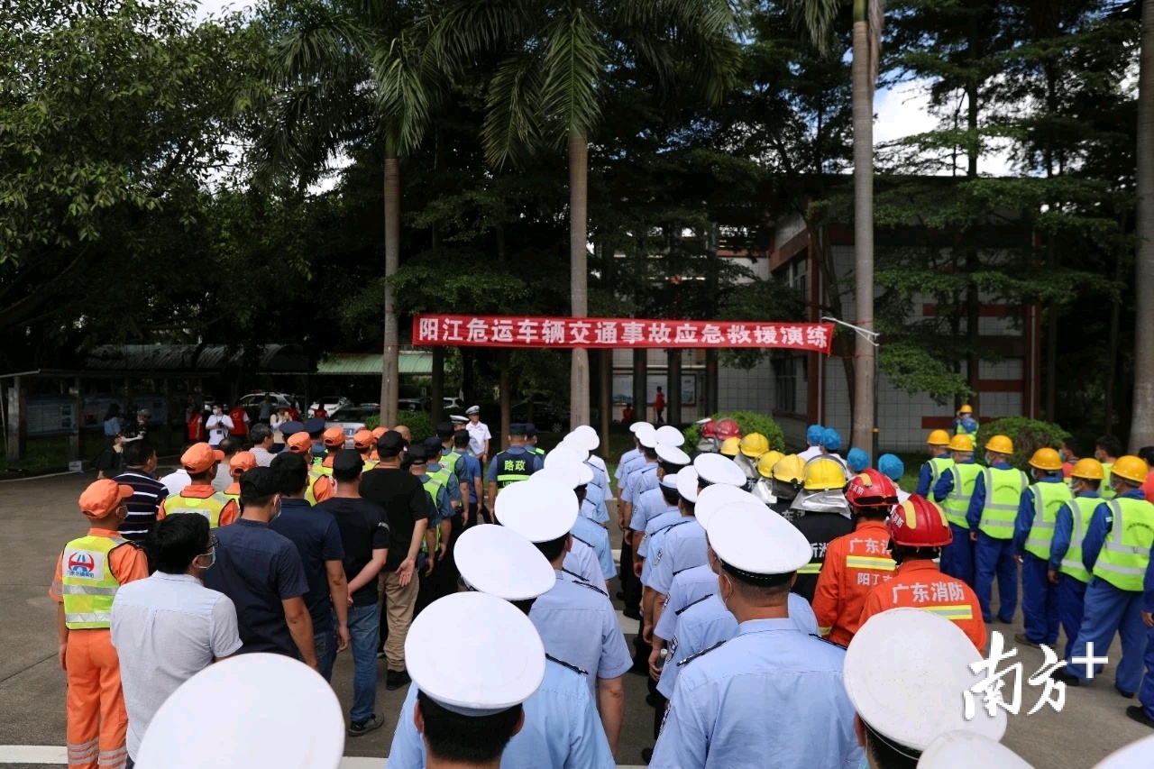 本次危化品运输车交通事故应急救援演练由阳江市公安局交警部门联合应急、交通、消防、医院等八个部门联合开展。