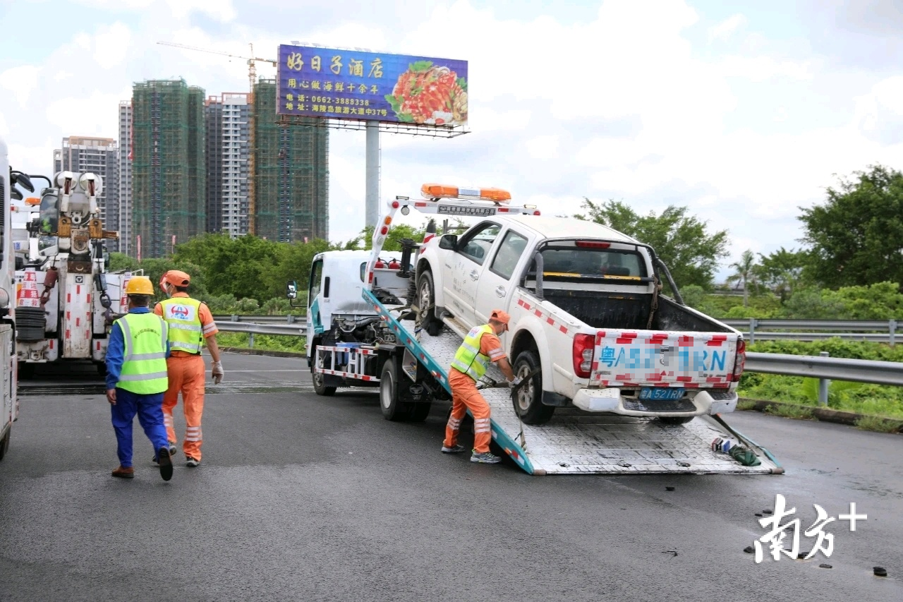 交警联系拖车讲事故车辆拖移出现场。