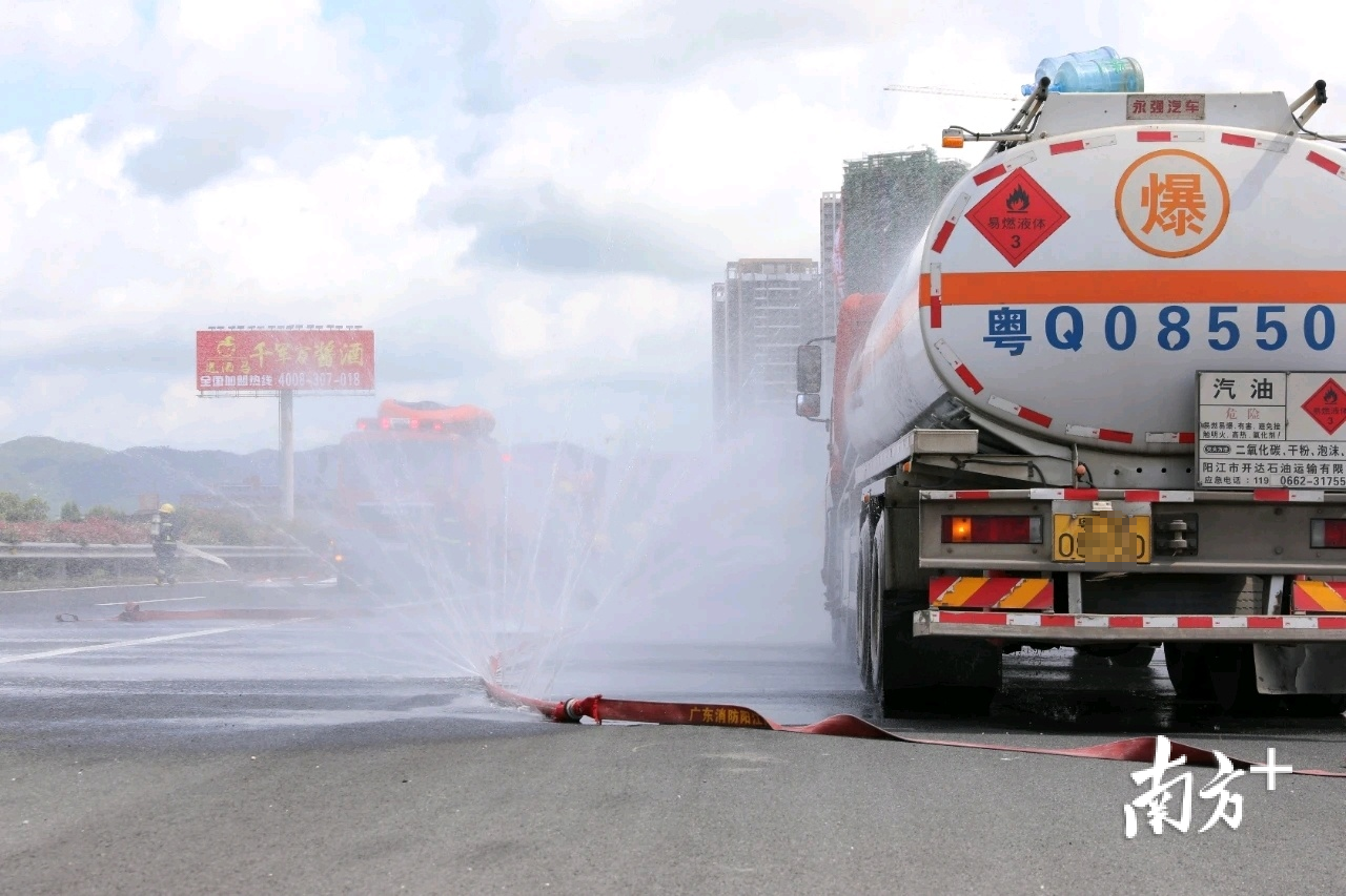 高压水枪正在对事故车辆进行降温处理。