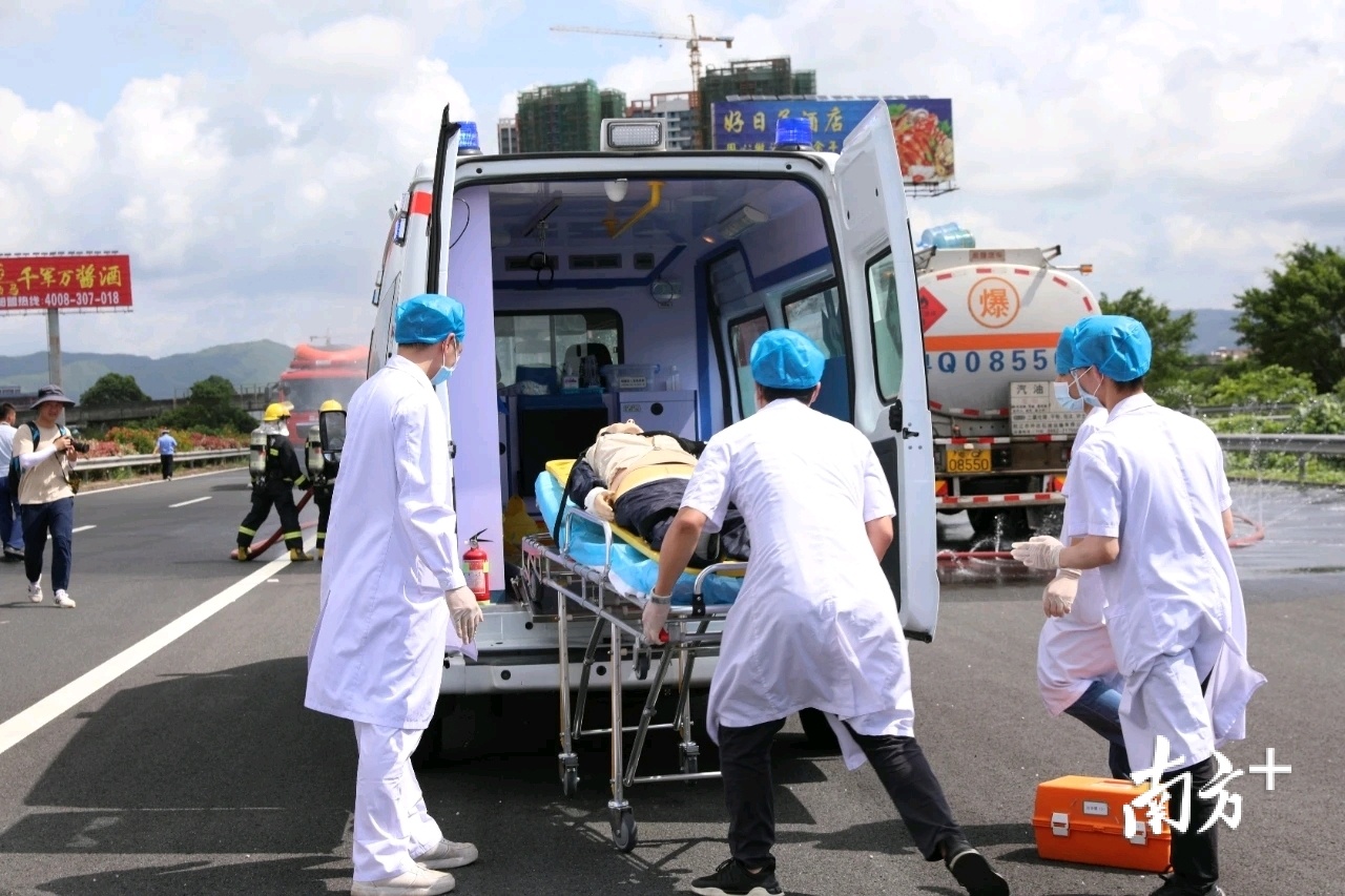 伤员被送往医院。